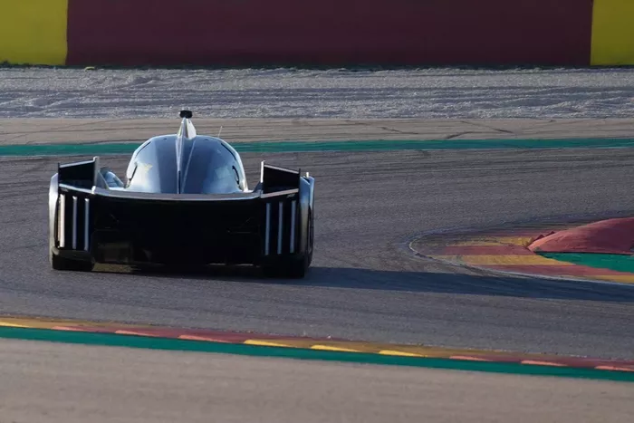 WEC】プジョー9X8、最新走行写真が公開。リヤウイングは“なし”