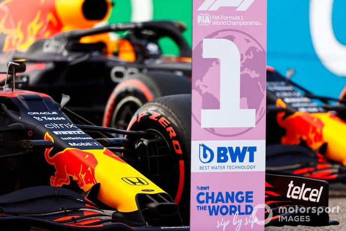 Marcador junto al coche del hombre de la pole, Max Verstappen, Red Bull Racing RB16B