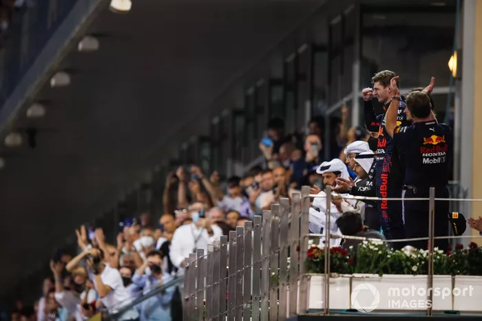 Podio: segundo lugar Lewis Hamilton, Mercedes, ganador y campeón del mundo Max Verstappen, Red Bull Racing, tercer lugar Carlos Sainz Jr., Ferrari