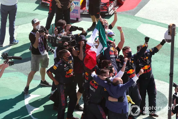 Tercer Lugar Sergio Pérez, Red Bull Racing RB16B, saluda a los aficionados al final de la carrera
