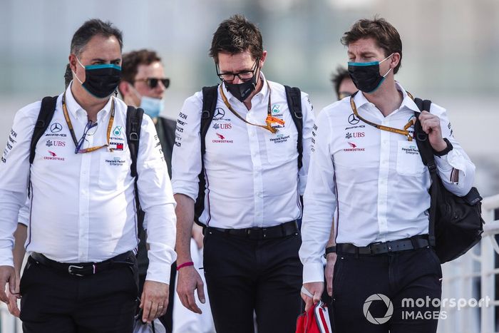 Peter Bonnington, ingeniero de carrera de Mercedes AMG, llega al circuito