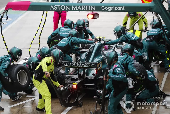 Sebastian Vettel, Aston Martin AMR21, pits