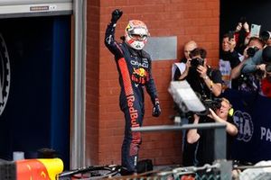 Max Verstappen, Red Bull Racing, 1ª posición, celebra su llegada al Parc Ferme