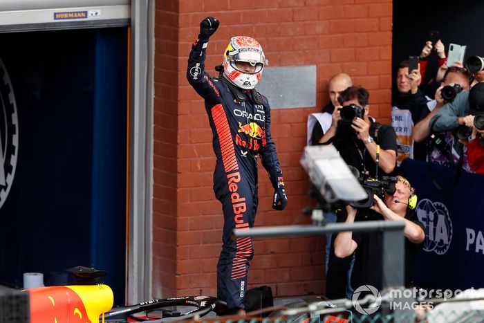 Max Verstappen, Red Bull Racing, 1ª posición, celebra su llegada al Parc Ferme