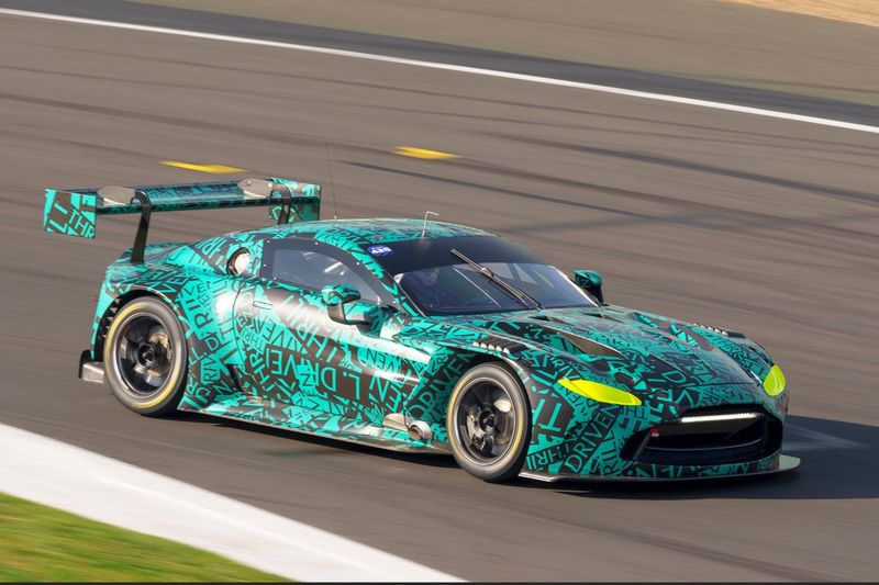 ギャラリー】アストンマーチン、新型GT3車両をシルバーストンで