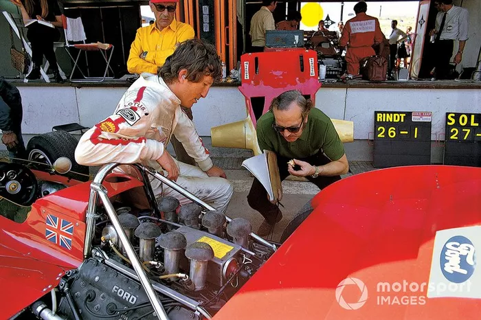 Jochen Rindt en boxes con el jefe del equipo Colin Chapman