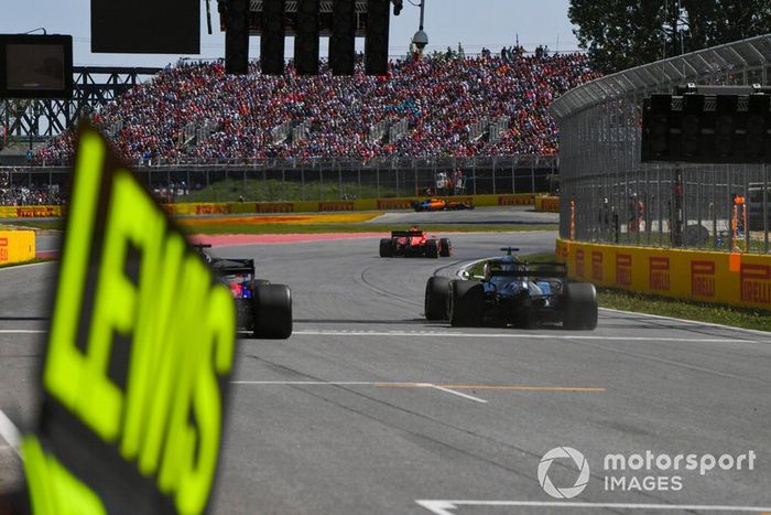 Lewis Hamilton, Mercedes AMG F1 W10, y Daniil Kvyat, Toro Rosso STR14