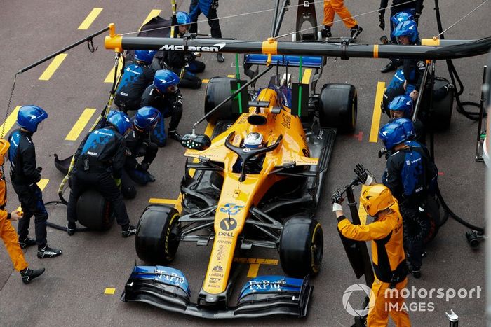 Carlos Sainz Jr., McLaren MCL34 pit stop