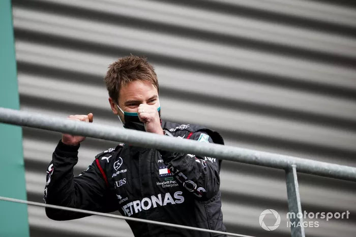 El representante de Mercedes-AMG F1 con el trofeo de constructores celebra en el podio