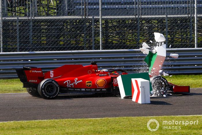 Sebastian Vettel, Ferrari SF1000, choca con las barreras