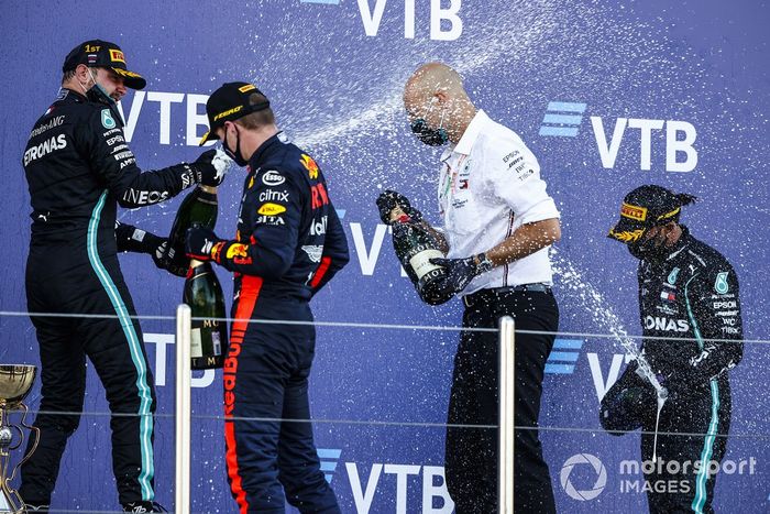 Podio: ganador de la carrera Valtteri Bottas, Mercedes-AMG F1, segundo lugar Max Verstappen, Red Bull Racing, tercer lugar Lewis Hamilton, Mercedes-AMG F1
