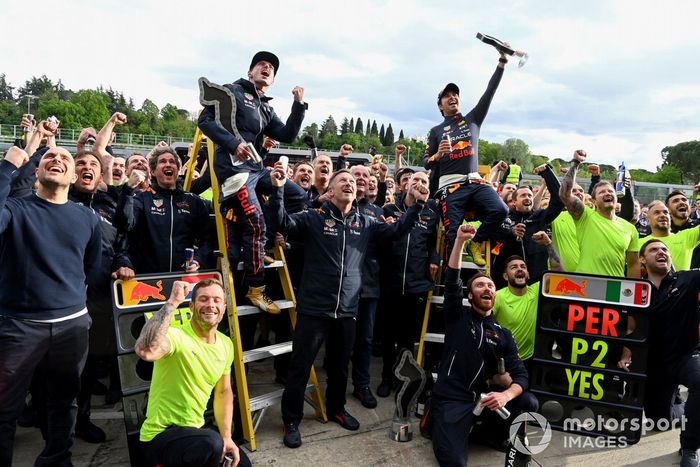 Max Verstappen, Red Bull Racing, 1ª posición, Christian Horner, director del equipo, Red Bull Racing, Sergio Pérez, Red Bull Racing, 2ª posición, el equipo Red Bull celebra tras la carrera