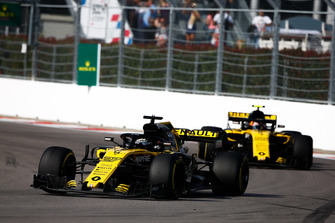 Nico Hulkenberg, Renault Sport F1 Team R.S. 18, devant Carlos Sainz Jr., Renault Sport F1 Team R.S. 18
