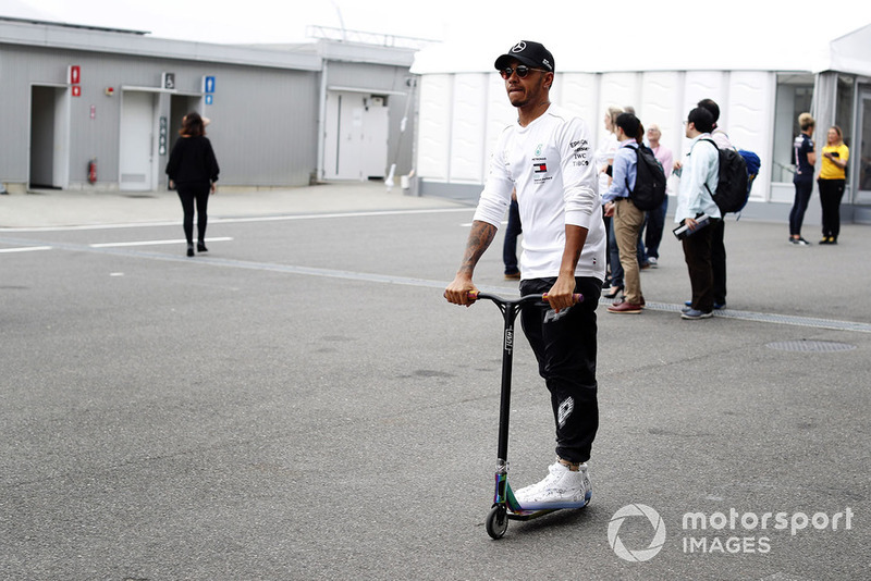Lewis Hamilton, Mercedes AMG F1, en un scooter en el paddock