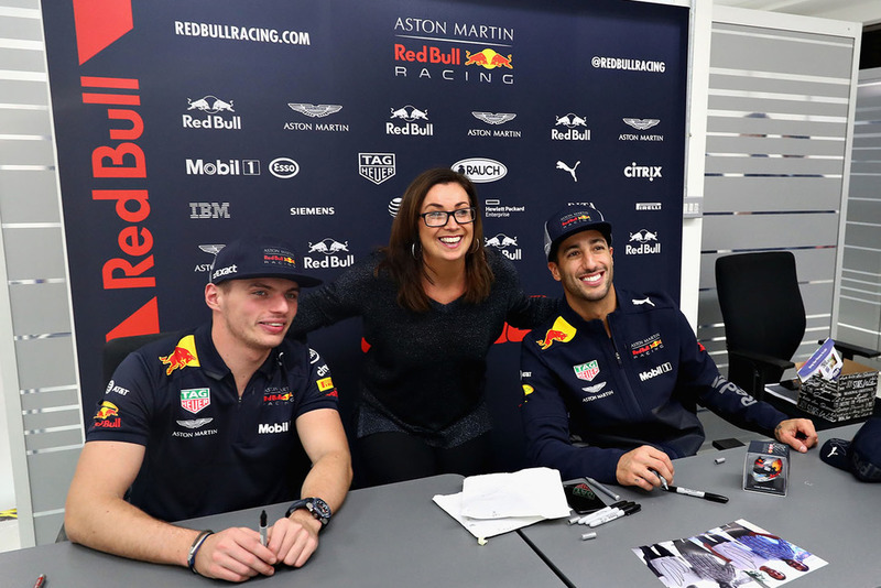 Daniel Ricciardo, Red Bull Racing e Max Verstappen, Red Bull Racing, posano per una foto con un membro del team Red Bull Racing