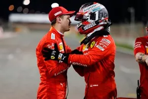 Charles Leclerc, Ferrari, célébrant sa pole position au Parc Fermé avec Sebastian Vettel, Ferrari 