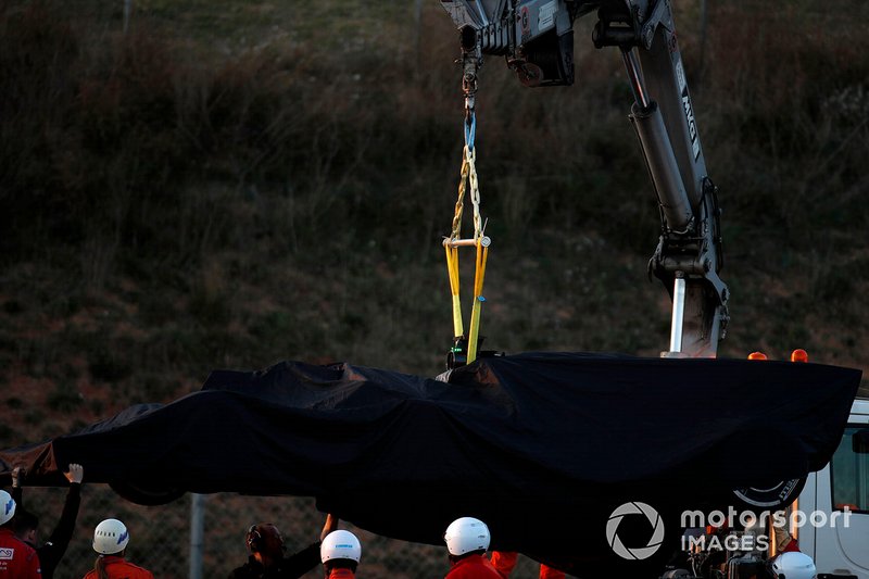 El coche de Romain Grosjean, Haas F1 Team VF-19 es removido