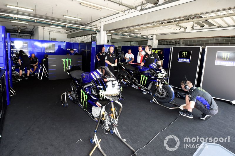 Гараж Petronas Yamaha SRT