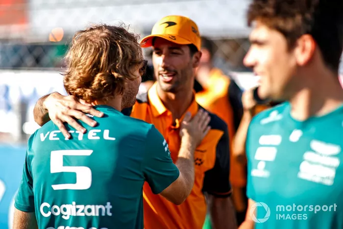 Daniel Ricciardo, McLaren, abraza a Sebastian Vettel, Aston Martin 