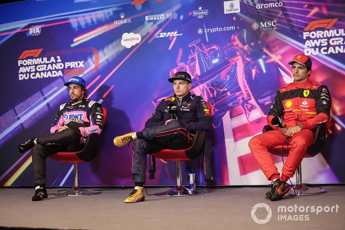 Fernando Alonso, Alpine F1 Team, el hombre de la pole Max Verstappen, Red Bull Racing, Carlos Sainz, Ferrari, en la rueda de prensa posterior a la clasificación