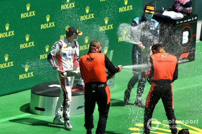 Podio: Felipe Drugovich, MP Motorsport, ouis Deletraz, Charouz Racing System, y Dan Ticktum, Dams