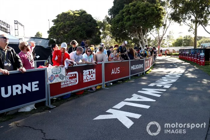 المشجّعون يصطفون في البادوك
