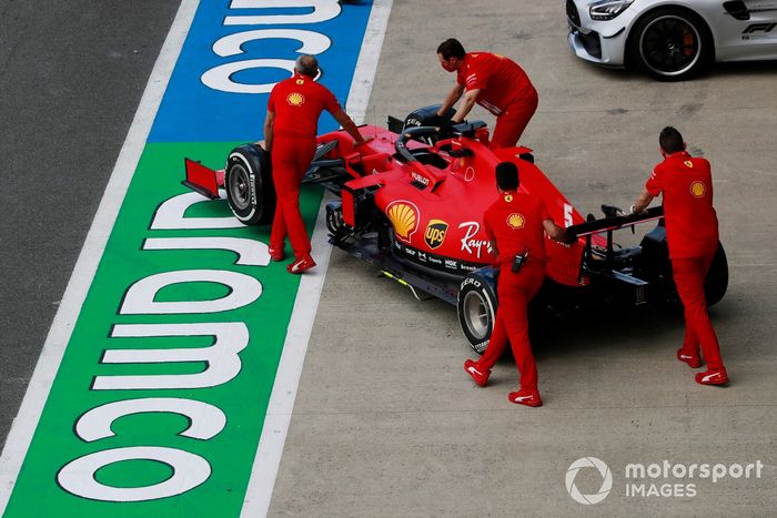 El Ferrari SF1000 de Sebastian Vettel es empujado por los mecánicos en el pit lane