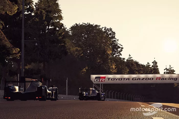 Acciones en la pista al atardecer