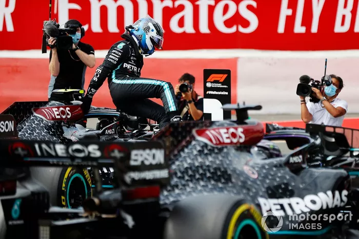 Ganador de la pole Valtteri Bottas, Mercedes AMG F1 celebra en Parc Ferme