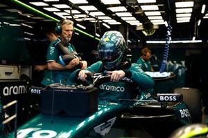 Lance Stroll, Aston Martin AMR24, se acomoda en su asiento