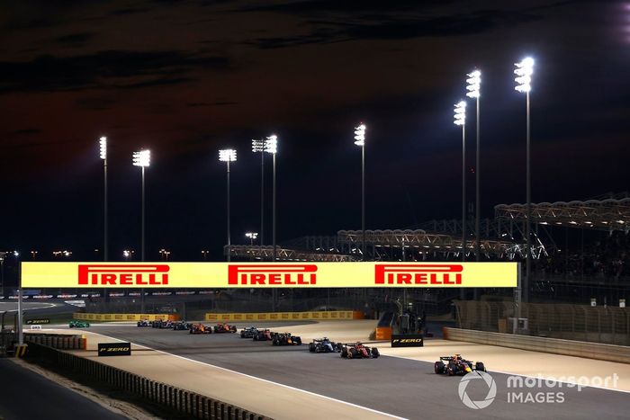 Max Verstappen, Red Bull Racing RB20, Charles Leclerc, Ferrari SF-24, George Russell, Mercedes F1 W15, Sergio Pérez, Red Bull Racing RB20, el resto de la parrilla en la primera vuelta.