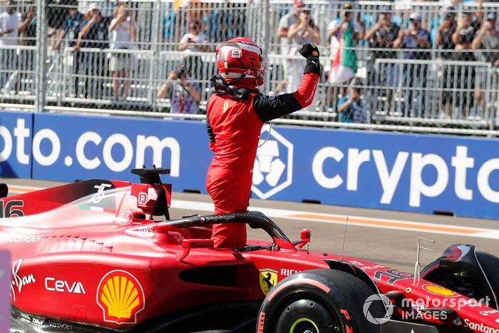 Ganador de la pole, Charles Leclerc, de Ferrari, celebra su llegada al Parc Ferme
