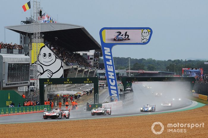 Vuelta de formación - #7 Toyota Gazoo Racing Toyota GR010 - Hybrid Hypercar, Mike Conway, Kamui Kobayashi, José María López 