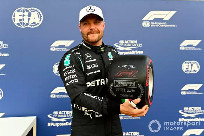 Ganador del primer puesto Valtteri Bottas, Mercedes, con el trofeo Pirelli Speed King