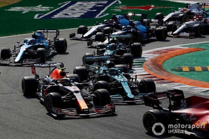 Arrancada: Carlos Sainz Jr., Ferrari SF21, Sergio Perez, Red Bull Racing RB16B, Lance Stroll, Aston Martin AMR21, Fernando Alonso, Alpine A521, Esteban Ocon, Alpine A521