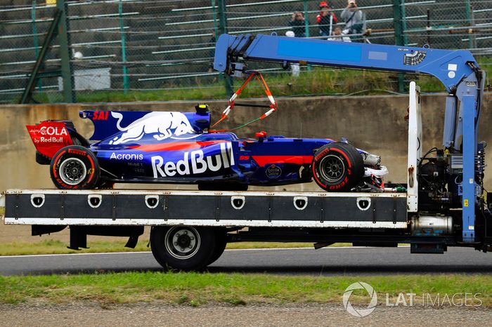 El coche dañado de Carlos Sainz Jr., Scuderia Toro Rosso STR12