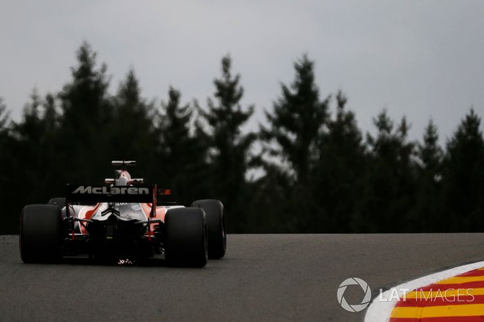 Fernando Alonso, McLaren MCL32 saca chispas