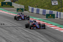Carlos Sainz Jr., Scuderia Toro Rosso STR12 precede Daniil Kvyat, Scuderia Toro Rosso STR12