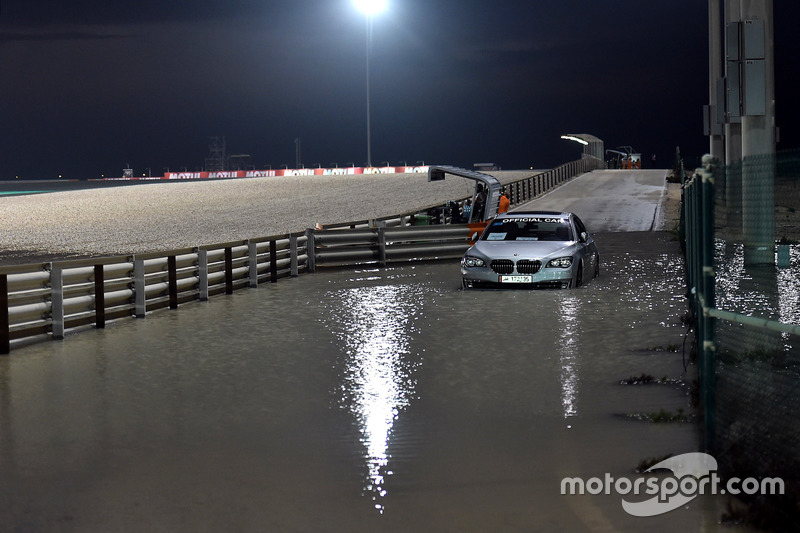 Media shuttle in the water