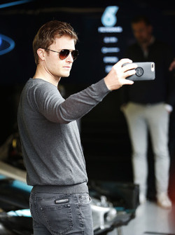 Nico Rosberg prend un selfie dans la voie des stands