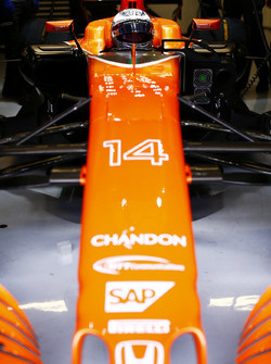 Fernando Alonso, McLaren, en el box dentro del coche