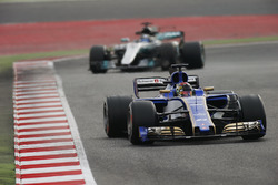 Pascal Wehrlein, Sauber C36, lidera a Valtteri Bottas, Mercedes AMG F1 W08