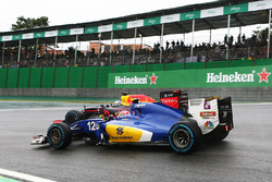 Felipe Nasr, Sauber C35 y Daniel Ricciardo, Red Bull Racing RB12
