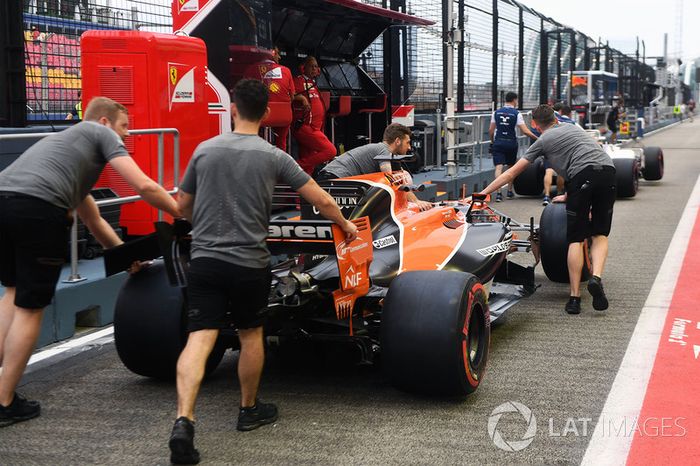 Mecánicos de McLaren, McLaren MCL32 en pit lane