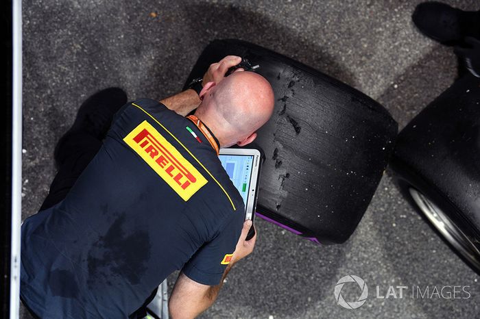 Ingeniero de Pirelli y los neumáticos Pirelli