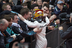 Lewis Hamilton, Mercedes AMG, feiert mit seinem Team im Parc Ferme