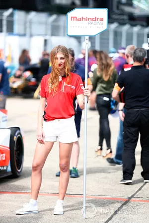 Une grid girl Mahindra Racing