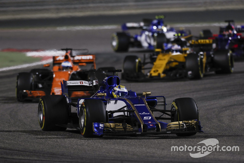 Marcus Ericsson, Sauber C36, Fernando Alonso, McLaren MCL32, Jolyon Palmer, Renault Sport F1 Team RS17