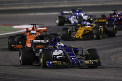 Marcus Ericsson, Sauber C36, Fernando Alonso, McLaren MCL32, Jolyon Palmer, Renault Sport F1 Team RS