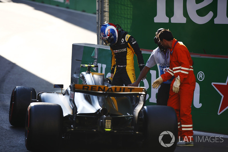 Nach Crash: Jolyon Palmer, Renault Sport F1 Team, steigt aus dem Auto aus